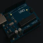 Płytka Arduino Uno z kablem USB — wprowadzenie do Arduino dla początkujących